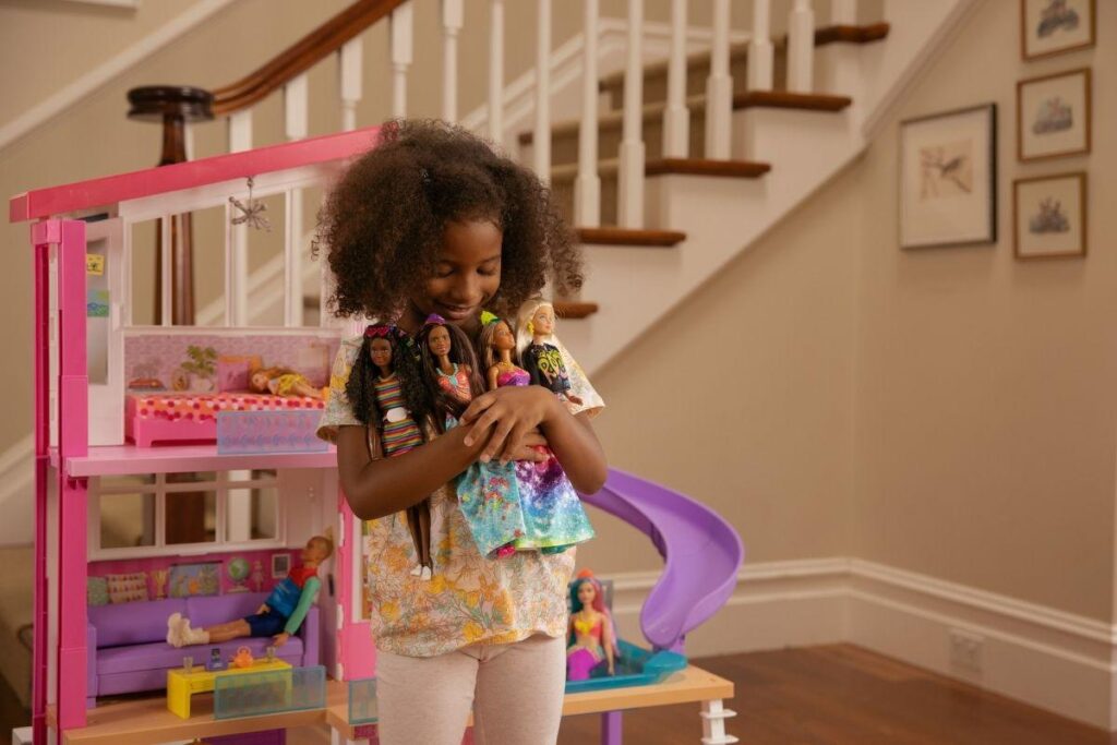 Brincar de bonecas pode ajudar as crianças desenvolverem habilidades sociais