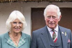 Rei Charles III escreveu uma carta em 1955 para a rainha-mãe, que foi encontrada agora na Inglaterra