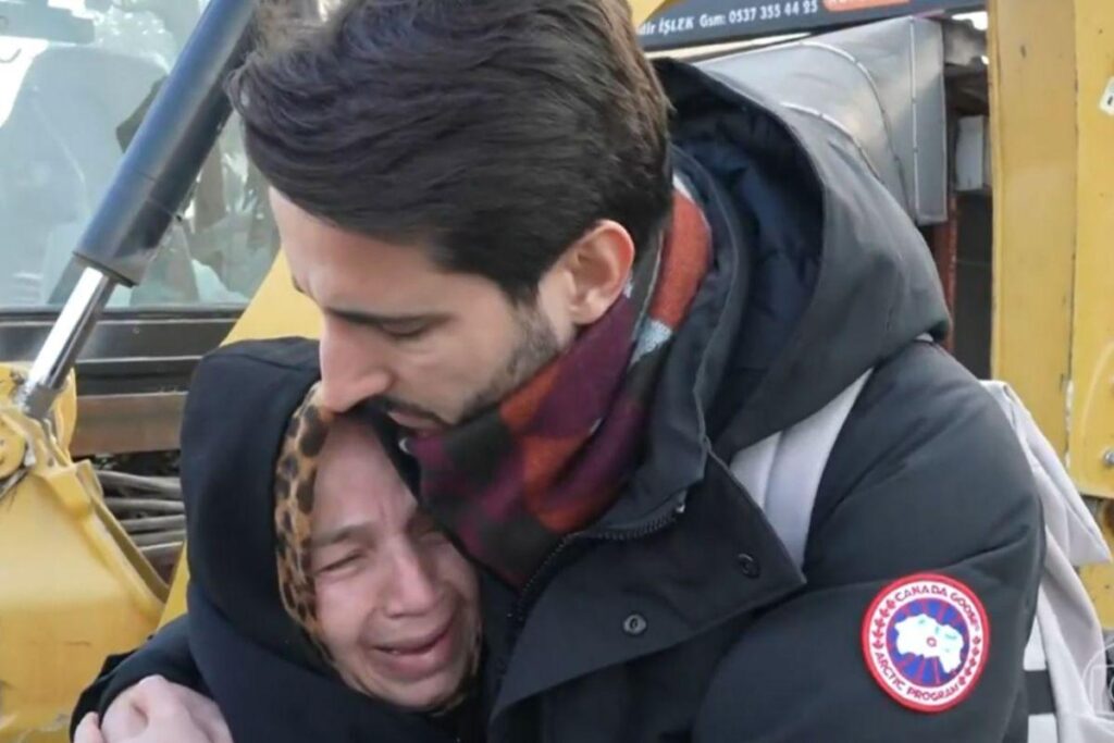 Terremoto na Síria: bebê ainda presa à mãe pelo cordão umbilical é encontrada nos escombros e resgatada