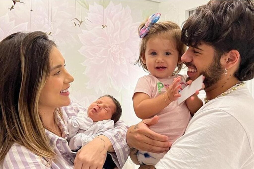 Virginia curte momento especial em piscina de mansão com a família