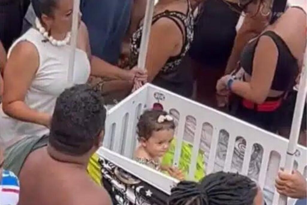 Pais levam bebê para Carnaval de Salvador em ‘berço elétrico’ e dividem opiniões