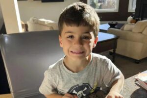 Criança de 6 anos pega o celular do pai e gasta mais de 5 mil em aplicativo de comida