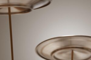 O livro Vida de Equilibrista traz a representação dos diversos pratinhos que as mulheres precisam lidar na rotina