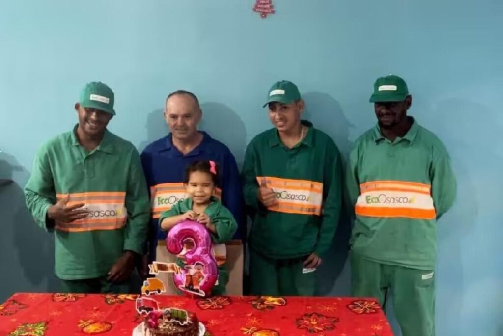 Menina que tinha o sonho de conhecer garis tem surpresa ao recebê-los em sua festa de aniversário