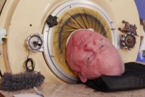 Homem está preso em máquina há 70 anos