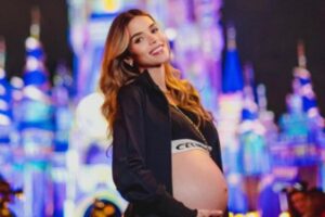 Ainda na maternidade, Carol Dias posta primeira foto de Sarah, sua filha recém-nascida com Kaká