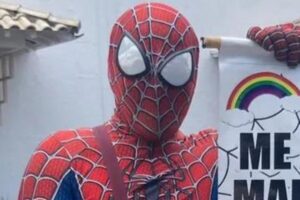 Ambulante que será pai se veste de Homem-Aranha para vender balas no semáforo: “Mary Jane está grávida”