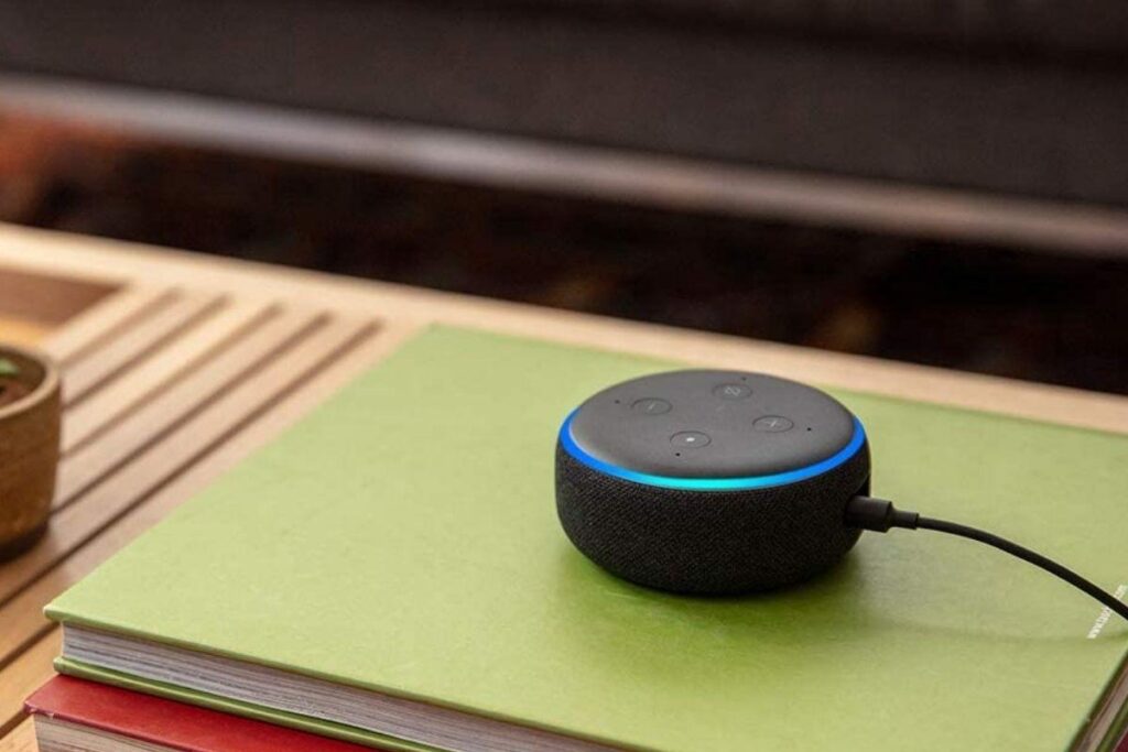 Pai deixa Alexa cuidando da filha e sai para beber com amigos em um bar