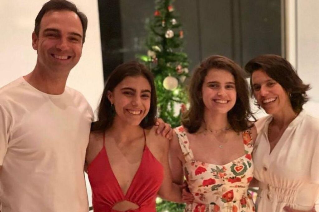 Tadeu isolado das filhas Laura e Valentina, ao lado da esposa Ana Cristina
