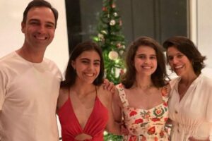 Tadeu isolado das filhas Laura e Valentina, ao lado da esposa Ana Cristina