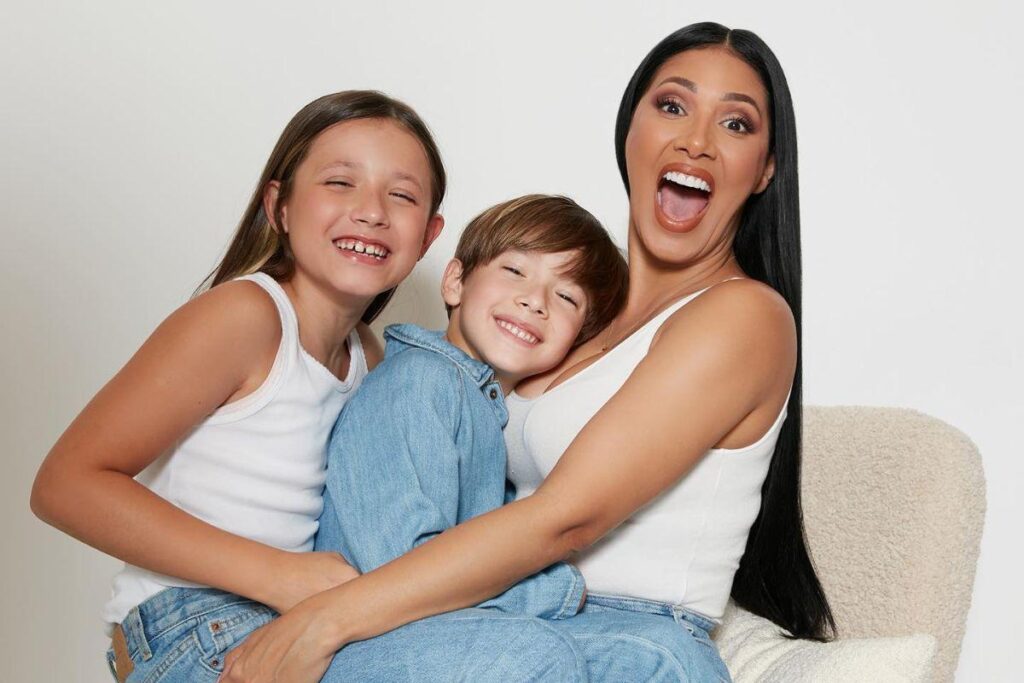 Simaria aparece colando adesivos no teto do filho de roupão e sem maquiagem: “Realidade”