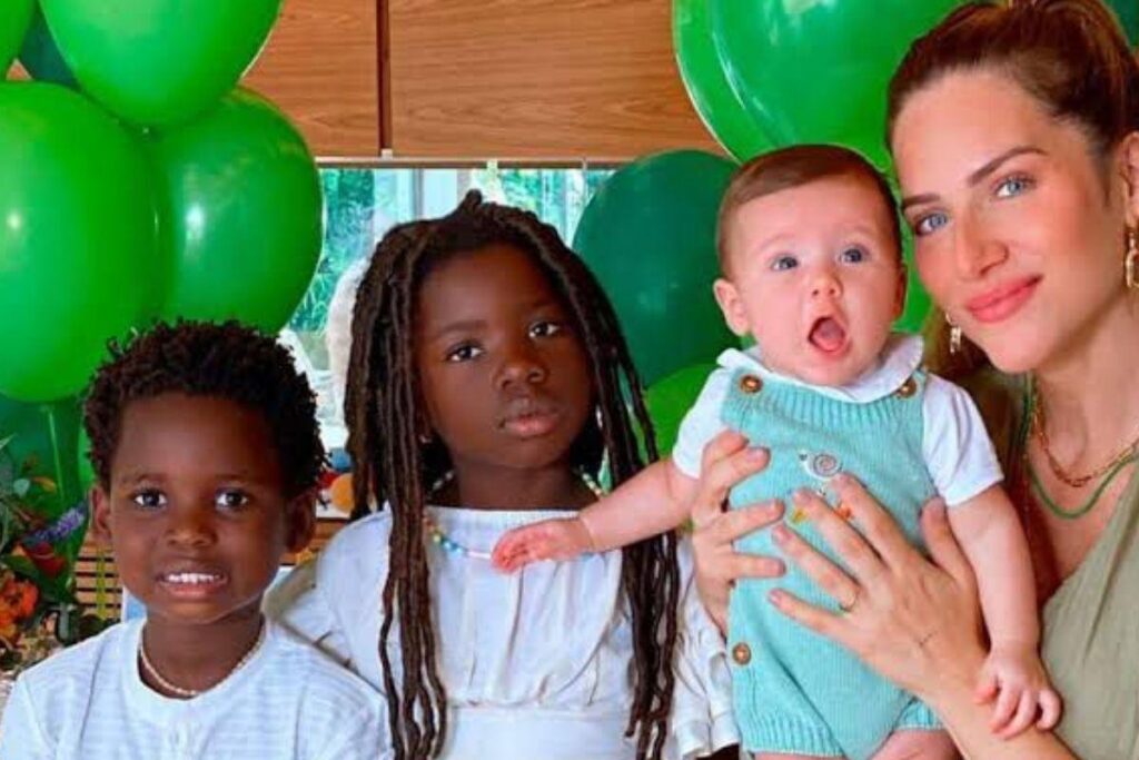 Giovanna ao lado dos filhos