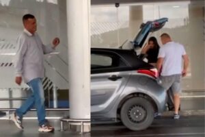 A mulher chegou no aeroporto junto com o filho