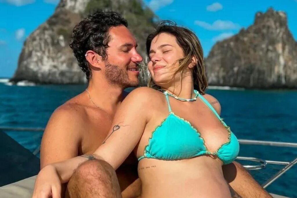 Viih Tube exibe barriga de grávida em evento