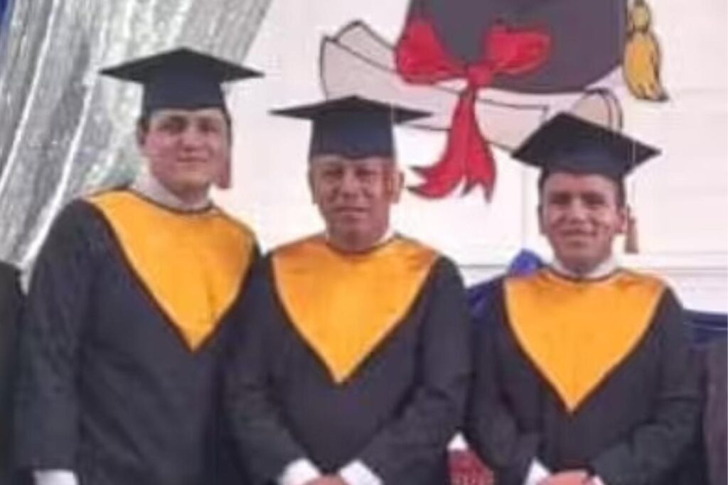 Pai e filhos se formam na universidade juntos e momento emociona à todos