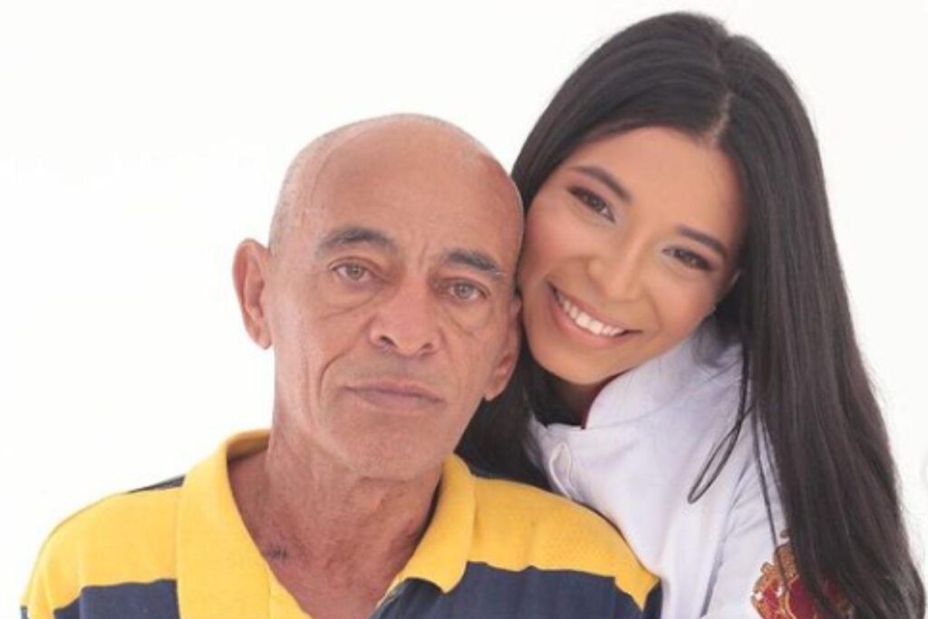 Menina faz homenagem para avô em formatura