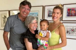 Liz, filha de Lore Improta e Leo Santana, divulgando a música do pai