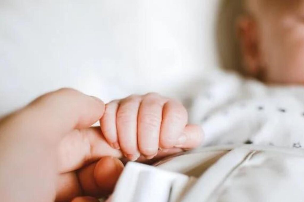 Bebê nasce empelicado e médico tem atitude inusitada para acordá-lo