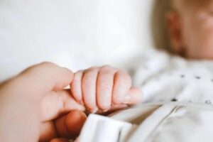 Bebê nasce empelicado e médico tem atitude inusitada para acordá-lo