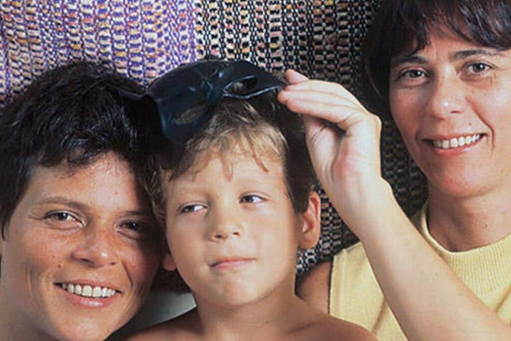 Filho de Cássia Eller aparece com a outra mãe, Maria Eugênia