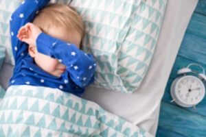 Menino finge não acordar e mãe pensa que ele estava morto