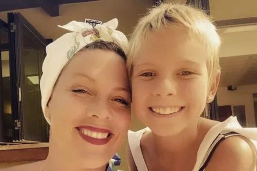Pink revela que só vai deixar a filha de 11 anos ter celular se ela provar que as redes sociais fazem bem