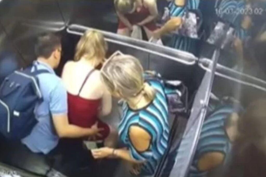 Mulher dá à luz em pé no elevador do prédio