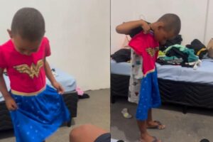 Mãe compara vestido para filho