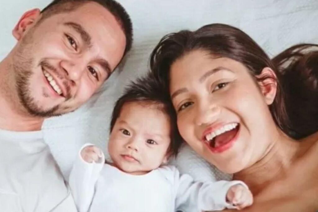 Mãe é criticada por levar filho para faculdade