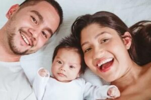 Mãe é criticada por levar filho para faculdade