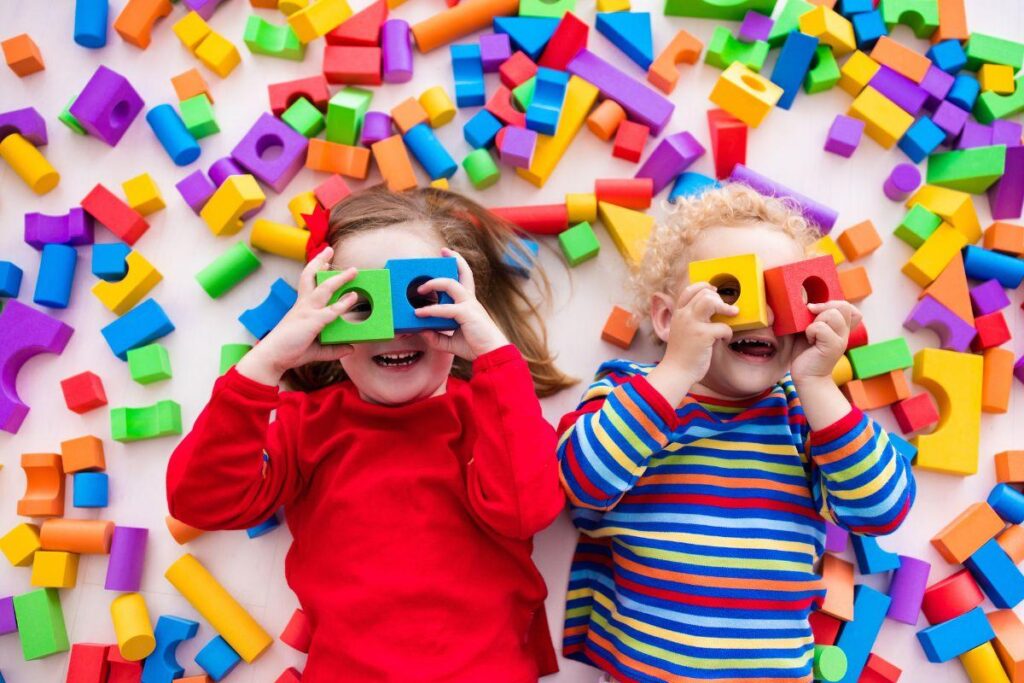 É necessário deixar a criança brincar e explorar no seu próprio tempo