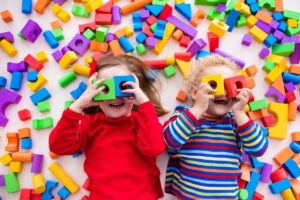 É necessário deixar a criança brincar e explorar no seu próprio tempo