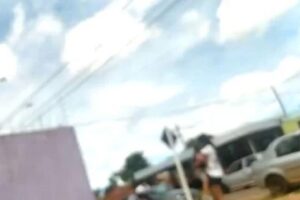 As crianças brigaram na escola e isso teria provocado a agressão do pai em uma criança