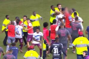 Pai estava com a criança no colo durante as agressões