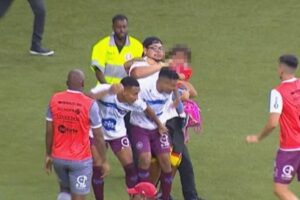 De acordo com defesa, jogador que invadiu o campo com criança está assustado e agiu sem pensar