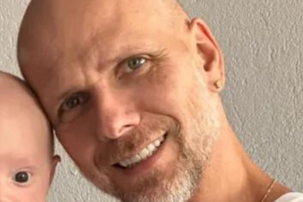 Durante aula de natação, semelhança entre Fernando Scherer, o Xuxa, com neto impressiona