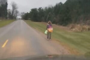 A menina caminhou por 8km até a escola