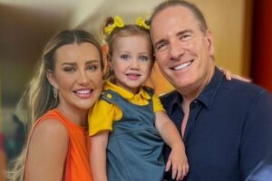 Ana Paula Siebert e Vicky andam a cavalo em passeio especial