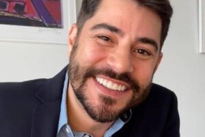 Evaristo Costa faz tatuagens em homenagem às filhas: “Amores da minha vida”