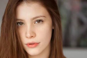 Atriz da Globo, Caroline Dallarosa, comemora decisão da Justiça sobre assassinato do pai