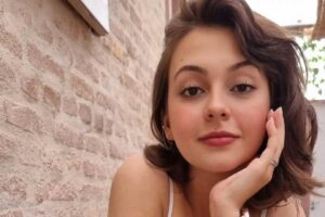 Klara Castanho publicou uma carta aberta revelando que foi estuprada e entregou o bebê para a adoção