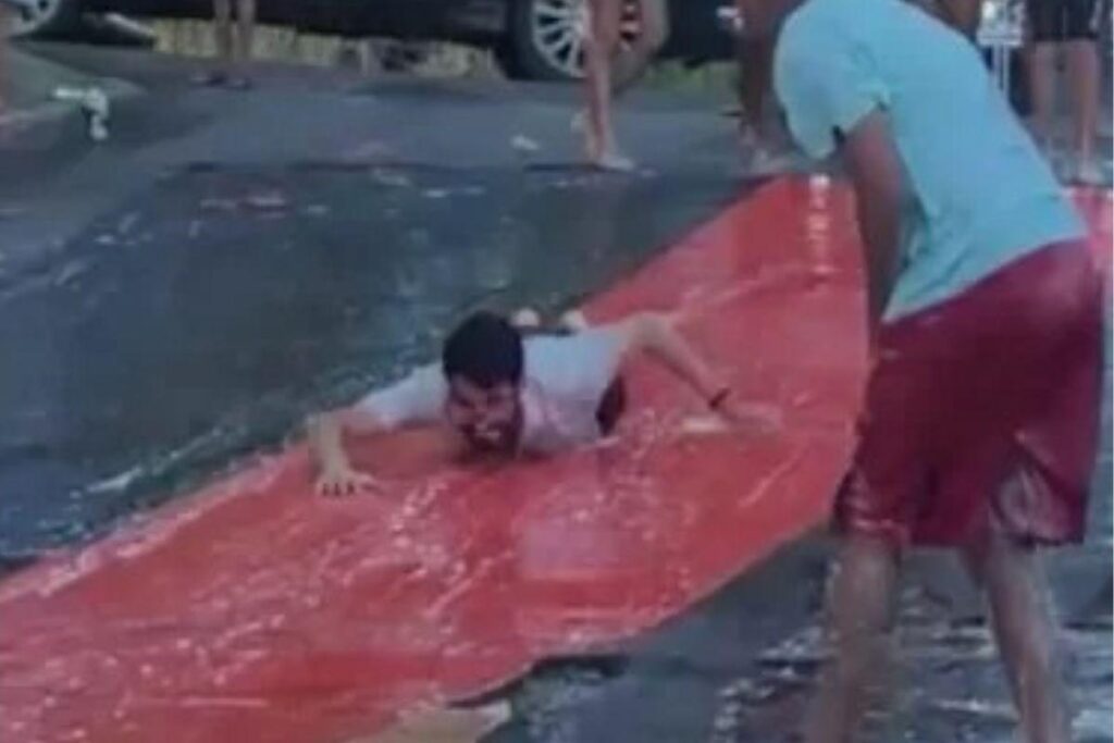 Moradores de BH fazem ‘tobogã’ gigante na rua e brincadeira faz sucesso: “Conseguimos tirar crianças do celular”