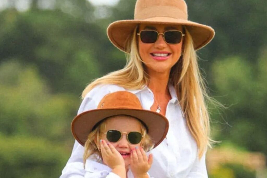 Ana Paula Siebert e Vicky andam a cavalo em passeio especial