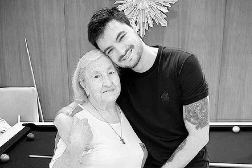 Felipe Neto anunciou a morte da avó através das redes sociais