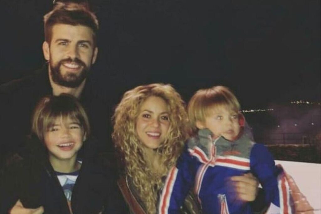 Piqué e Shakira ao lado dos filhos
