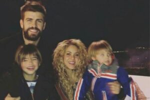 Piqué e Shakira ao lado dos filhos
