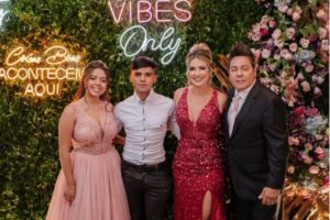 Banda Calcinha Preta promete ajuda financeira ao pai de Paulinha Abelha após morte da cantora