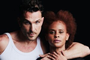 O casal assumiu a bissexualidade nas redes sociais