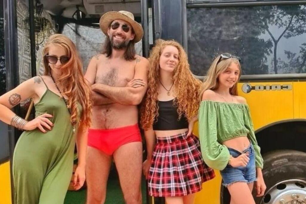 Casal pais vivem em ônibus