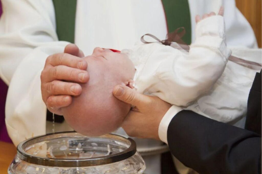 Coroinha confunde ácido de banheiro com água benta